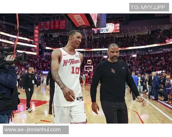 火箭媒体人质疑乌度卡为何不换下小贾而坚持留他在场上