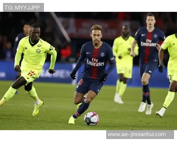 约罗身穿里尔球衣盛装出席里尔对阵巴黎比赛开球仪式